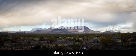 Le nuvole piovane si spostano attraverso la montagna Chisos nel Parco Nazionale di Big Bend Foto Stock