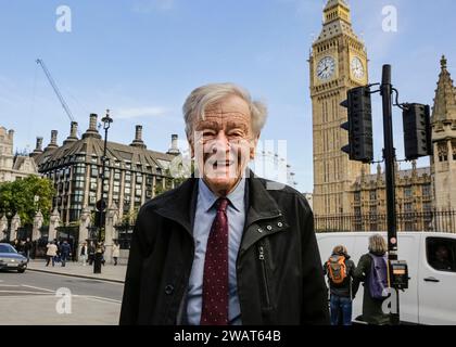 Alf Dubs. Alfred Dubs, barone Dubs, pari e politico del Partito Laburista britannico, sorridendo fuori dal Parlamento a Westminster, Londra Foto Stock