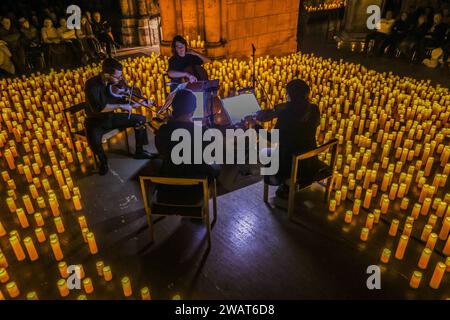 Londra, Regno Unito. 6 gennaio 2023. A lume di candela, by Fever, concerti che portano la magia di un'esperienza musicale dal vivo e multi-sensoriale, omaggio ai Pink Floyd nella Cattedrale di Southwark del quartetto d'archi artisti con Brio. Crediti: Paul Quezada-Neiman/Alamy Live News Foto Stock