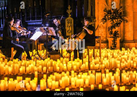 Londra, Regno Unito. 6 gennaio 2023. A lume di candela, by Fever, concerti che portano la magia di un'esperienza musicale dal vivo e multi-sensoriale, omaggio ai Pink Floyd nella Cattedrale di Southwark del quartetto d'archi artisti con Brio. Crediti: Paul Quezada-Neiman/Alamy Live News Foto Stock