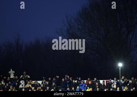 Newport, Regno Unito. 6 gennaio 2024. I tifosi dell'Eastleigh FC festeggiano. Emirates fa Cup, 3° round match, Newport County contro Eastleigh alla Rodney Parade di Newport, Galles del Sud sabato 6 gennaio 2024. Questa immagine può essere utilizzata solo per scopi editoriali. Solo per uso editoriale, foto di Andrew Orchard/Andrew Orchard fotografia sportiva/Alamy Live news credito: Andrew Orchard fotografia sportiva/Alamy Live News Foto Stock