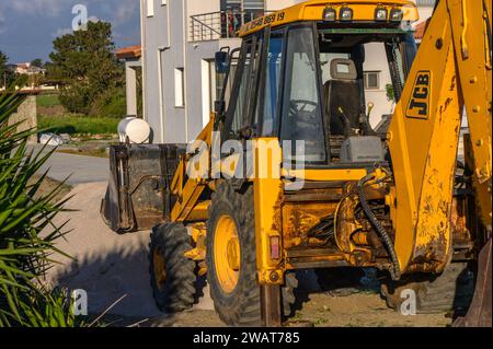 Gaziveren Cipro 04/01/2024 - trattore giallo in piedi sulla strada Foto Stock