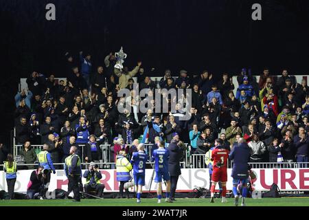 Newport, Regno Unito. 6 gennaio 2024. I tifosi dell'Eastleigh FC festeggiano il loro sorteggio alla fine della partita. Emirates fa Cup, 3° round match, Newport County contro Eastleigh alla Rodney Parade di Newport, Galles del Sud sabato 6 gennaio 2024. Questa immagine può essere utilizzata solo per scopi editoriali. Solo per uso editoriale, foto di Andrew Orchard/Andrew Orchard fotografia sportiva/Alamy Live news credito: Andrew Orchard fotografia sportiva/Alamy Live News Foto Stock