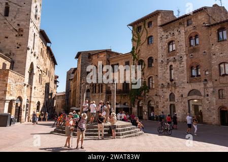 Piazza della Cisterna nel centro di San Gimignano, Italia Foto Stock