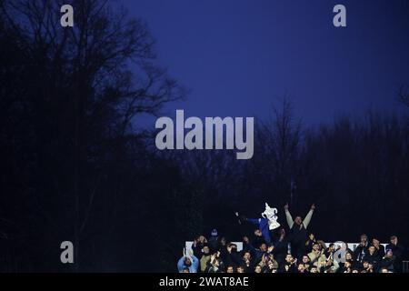 Newport, Regno Unito. 6 gennaio 2024. I tifosi dell'Eastleigh FC festeggiano la .Emirates fa Cup, 3° round match, Newport County contro Eastleigh alla Rodney Parade di Newport, Galles del Sud, sabato 6 gennaio 2024. Questa immagine può essere utilizzata solo per scopi editoriali. Solo per uso editoriale, foto di Andrew Orchard/Andrew Orchard fotografia sportiva/Alamy Live news credito: Andrew Orchard fotografia sportiva/Alamy Live News Foto Stock