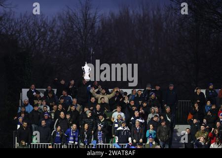 Newport, Regno Unito. 6 gennaio 2024. I tifosi dell'Eastleigh FC festeggiano la .Emirates fa Cup, 3° round match, Newport County contro Eastleigh alla Rodney Parade di Newport, Galles del Sud, sabato 6 gennaio 2024. Questa immagine può essere utilizzata solo per scopi editoriali. Solo per uso editoriale, foto di Andrew Orchard/Andrew Orchard fotografia sportiva/Alamy Live news credito: Andrew Orchard fotografia sportiva/Alamy Live News Foto Stock