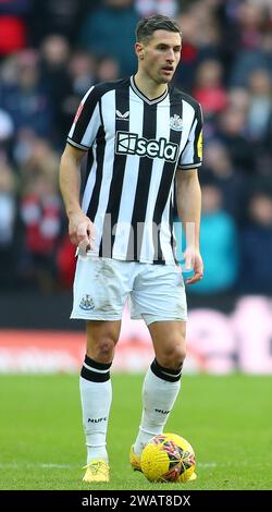 Sunderland sabato 6 gennaio 2024. Fabian Schär del Newcastle United durante il terzo turno di fa Cup tra Sunderland e Newcastle United allo Stadium of Light, Sunderland, sabato 6 gennaio 2024. (Foto: Michael driver | mi News) crediti: MI News & Sport /Alamy Live News Foto Stock