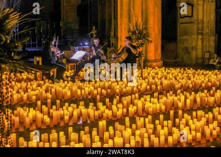 Londra, Regno Unito. 6 gennaio 2023. A lume di candela, by Fever, concerti che portano la magia di un'esperienza musicale dal vivo e multi-sensoriale, omaggio ai Pink Floyd nella Cattedrale di Southwark del quartetto d'archi artisti con Brio. Crediti: Paul Quezada-Neiman/Alamy Live News Foto Stock