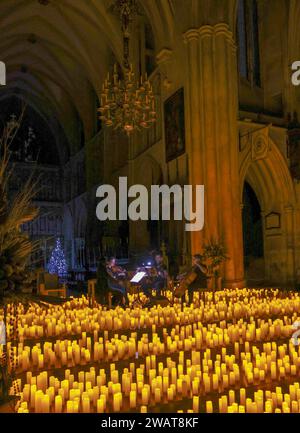 Londra, Regno Unito. 6 gennaio 2023. A lume di candela, by Fever, concerti che portano la magia di un'esperienza musicale dal vivo e multi-sensoriale, omaggio ai Pink Floyd nella Cattedrale di Southwark del quartetto d'archi artisti con Brio. Crediti: Paul Quezada-Neiman/Alamy Live News Foto Stock