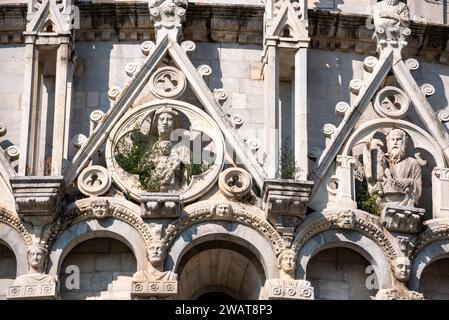 Decorazione della facciata presso il battistero della cattedrale di Pisa, Italia Foto Stock