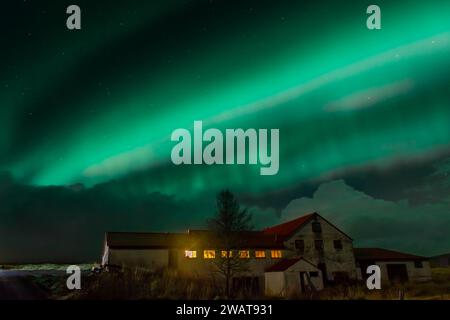 Luce del Nord, spettacolare aurora boreale sopra una fattoria in Islanda Foto Stock