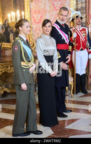 Re Felipe vi di Spagna, la regina Letizia di Spagna e la principessa ereditaria Leonor di Spagna assistono alla cerimonia di Pascua Militar al Palazzo reale di gennaio Foto Stock