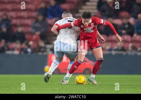 Middlesbrough sabato 6 gennaio 2024. Hayden Hackney del Middlesbrough passa davanti al John McGinn dell'Aston Villa durante la partita del terzo turno di fa Cup tra Middlesbrough e Aston Villa al Riverside Stadium di Middlesbrough sabato 6 gennaio 2024. (Foto: Trevor Wilkinson | mi News) crediti: MI News & Sport /Alamy Live News Foto Stock