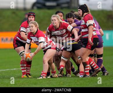 Gloucester, UK, 06 Jan 2024 neve Jones (Gloucester) passa la palla durante l'Allianz Premiership Womens Rugby Gloucester Hartpury contro Loughborough Lightning all'Alpas Arena Gloucester Regno Unito il 06 gennaio 2024 Alamy Live News Punteggio finale: 42 - 24 credito: Graham Glendinning / GlennSports / Alamy Live News Foto Stock