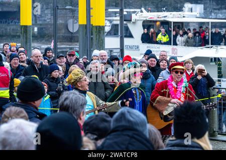 195. Eiswette von 1829 1829, Traditionelle Bremer Eiswettprobe ob die Weser zugefroren ist, Martinianleger unterhalb der Martinikirche, Brema 06.01.2024 2024, Brema Martinianleger, Innenstadt Bremen Deutschalnd **** 195 Brema Martinianleger, centro città Brema Germania Eiswette 6.1.24 LR-3541 Foto Stock