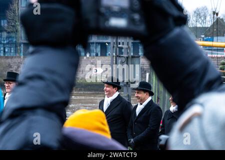 195. Eiswette von 1829, Traditionelle Bremer Eiswettprobe ob die Weser zugefroren ist, Martinianleger unterhalb der Martinikirche, Brema 06.01.2024, Novizen Bremen Martinianleger, Innenstadt Bremen Deutschalnd **** 195 scommessa su ghiaccio del 1829, prova su ghiaccio tradizionale di Brema per vedere se il Weser è congelato sotto, Martinileganche, Martinier, Martinianche, Martinier, la Martinileger, la Martinier, Martiniankirer Brema 06 01 2024, Novizen Brema Martinianleger, centro città Brema Deutschalnd Eiswette 6.1.24 LR-3630 Foto Stock