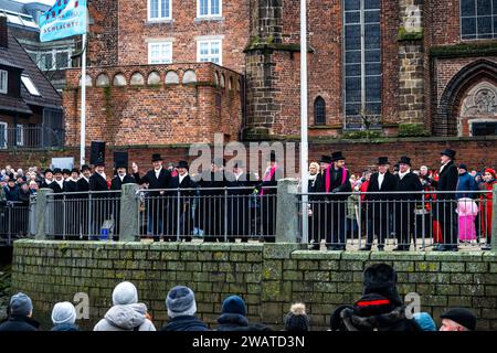 195. Eiswette von 1829, Traditionelle Bremer Eiswettprobe ob die Weser zugefroren ist, Martinianleger unterhalb der Martinikirche, Brema 06.01.2024, Präsidium Bremen Martinianleger, Innenstadt Bremen Deutschalnd **** 195 scommessa su ghiaccio del 1829, prova tradizionale di Brema su ghiaccio per vedere se il Weser è congelato, il Martinianleger è sotto il Martinianleger, il Martinianleger, il Martinianleger, il Martinianche Brema 06 01 2024, Presidium Bremen Martinianleger, Brema centro città Germania Eiswette 6.1.24 LR-3806 Foto Stock