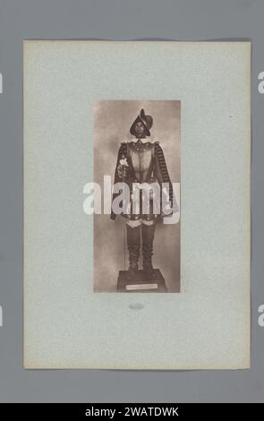 Armatura cinquecentesca con spade dell'esercito di Karel IX di Francia, dalla collezione del Musée d'Artillerie di Parigi, Anonimo, c. 1877 - in o prima del 1882 stampa fotomeccanica questa stampa fa parte di una copertina con 36 stampe, un frontespizio e un elenco di immagini. Armatura di carta di Parigi. armi di hacking e di lancio: rapier Foto Stock