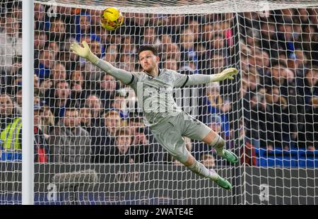 Londra, Regno Unito. 6 gennaio 2024 - Chelsea contro Preston North End - fa Cup Round 3 - Stamford Bridge. Freddie Woodman non riesce a tenere fuori il fantastico calcio di punizione di Raheem Sterling per il terzo gol del Chelsea. Credito immagine: Mark Pain / Alamy Live News Foto Stock