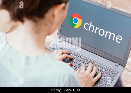 In questa immagine, il logo Google Chrome viene visualizzato sullo schermo di un notebook. Foto Stock
