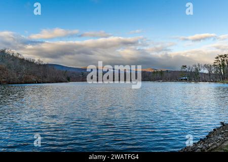 Bear Mountain, NY - US - 30 dicembre 2023, vista panoramica del lago Hessian presso il Bear Mountain State Park in inverno. Foto Stock