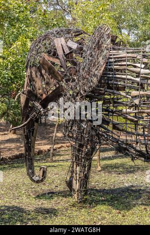 Scultura di elefanti realizzata con attrezzature per il bracconaggio, centro di educazione ennironmentale, Malo Ophunzirira za Chilengedwe, riserva naturale di Nkhotakota Foto Stock