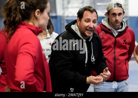 Mannheim, Deutschland. 6 gennaio 2024. Sven Lindemann (Trainer, Cheftrainer, TSVMH), gibt seinen Spielerinnen vom TSV Mannheim Hockey Anweisungen, gestikuliert, mit den Armen gestikulieren, Einzelbild, Einzelfoto, Aktion, Action, 06.01.2024, Mannheim (Deutschland), Hallenhockey, 1. Bundesliga Süd, Damen, TSV Mannheim - Münchner SC/dpa/Alamy Live News Foto Stock