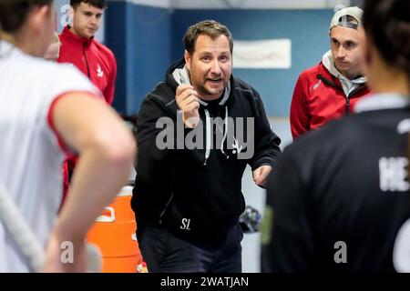 Mannheim, Deutschland. 6 gennaio 2024. Sven Lindemann (Trainer, Cheftrainer, TSVMH), gibt seinen Spielerinnen vom TSV Mannheim Hockey Anweisungen, gestikuliert, mit den Armen gestikulieren, Einzelbild, Einzelfoto, Aktion, Action, 06.01.2024, Mannheim (Deutschland), Hallenhockey, 1. Bundesliga Süd, Damen, TSV Mannheim - Münchner SC/dpa/Alamy Live News Foto Stock