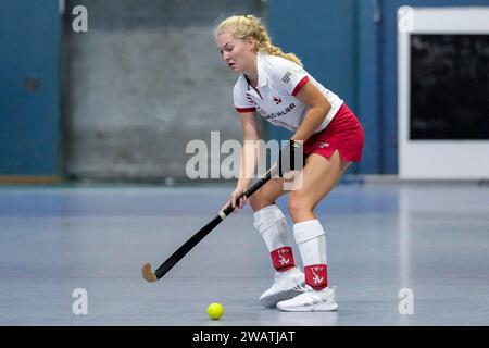 Mannheim, Deutschland. 6 gennaio 2024. Marie Fischer (TSVMH, 30), AM Ball, Freisteller, Ganzkörper, Einzelbild, Einzelfoto, Aktion, Action, 06.01.2024, Mannheim (Deutschland), Hallenhockey, 1. Bundesliga Süd, Damen, TSV Mannheim - Münchner SC/dpa/Alamy Live News Foto Stock