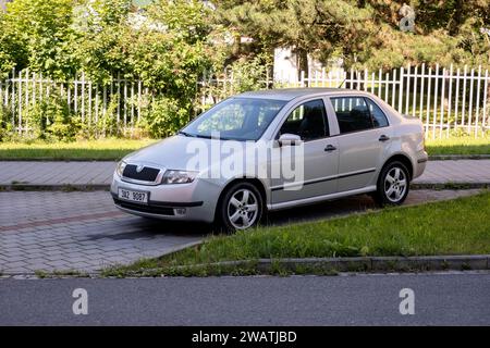 HAVIROV, REPUBBLICA CECA - 11 AGOSTO 2023: Silver Skoda Fabia berlina di prima generazione parcheggiata in un parcheggio Foto Stock