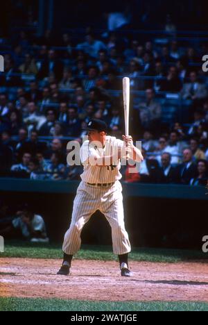 BRONX, NY - 18 MAGGIO: Irv Noren #25 dei New York Yankees batte durante una partita della MLB contro i Chicago White Sox il 18 maggio 1955 allo Yankee Stadium nel Bronx, New York. (Foto di Hy Peskin) *** didascalia locale *** Irv Noren Foto Stock