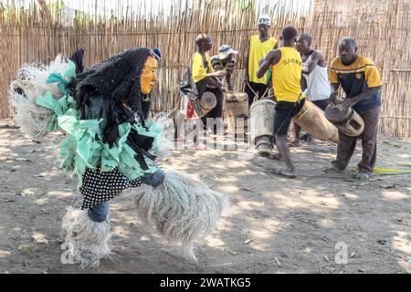 Ballerini e musicisti tradizionali, villaggio di Kasankha, Mangochi, Lago Malawi, Malawi Foto Stock