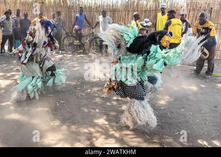 Ballerini e musicisti tradizionali, villaggio di Kasankha, Mangochi, Lago Malawi, Malawi Foto Stock