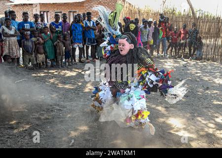 Ballerini e musicisti tradizionali, villaggio di Kasankha, Mangochi, Lago Malawi, Malawi Foto Stock