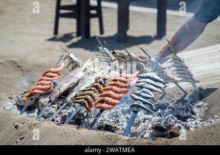 La cucina tradizionale a base di pesce (espetos) è profondamente radicata nel patrimonio ittico di Malaga Foto Stock