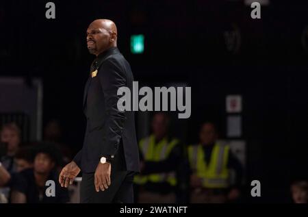 Nashville, Tennessee, USA. 6 gennaio 2024. Il capo allenatore di pallacanestro di Vanderbilt Jerry Stackhouse dirige la squadra hsi durante la prima metà del suo basket NCAA alla Vanderbilt University di Nashville. (Immagine di credito: © Camden Hall/ZUMA Press Wire) SOLO USO EDITORIALE! Non per USO commerciale! Foto Stock