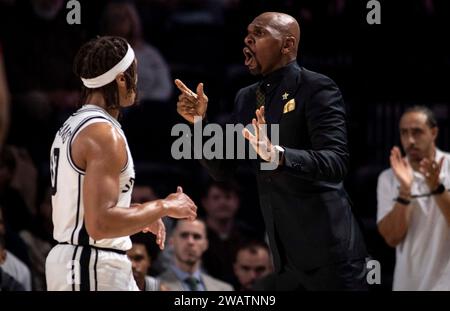 Nashville, Tennessee, USA. 6 gennaio 2024. Il capo allenatore di pallacanestro di Vanderbilt Jerry Stackhouse dirige la squadra hsi durante la prima metà del suo basket NCAA alla Vanderbilt University di Nashville. (Immagine di credito: © Camden Hall/ZUMA Press Wire) SOLO USO EDITORIALE! Non per USO commerciale! Foto Stock