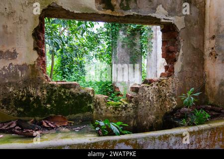 Una villa britannica abbandonata su una collina vicino alle cascate di Ssezibwa, distretto di Mukono, Uganda. Foto Stock