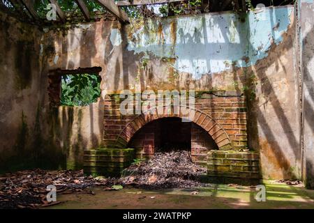 Una villa britannica abbandonata su una collina vicino alle cascate di Ssezibwa, distretto di Mukono, Uganda. Foto Stock