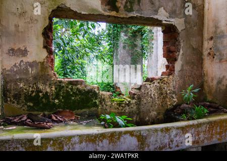 Una villa britannica abbandonata su una collina vicino alle cascate di Ssezibwa, distretto di Mukono, Uganda. Foto Stock