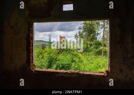 Una villa britannica abbandonata su una collina vicino alle cascate di Ssezibwa, distretto di Mukono, Uganda. Foto Stock