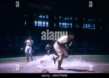 CLEVELAND, OH - MAGGIO 26: Il ricevitore Jim Hegan #4 dei Cleveland Indians fa scalo in casa per gli out prima che Vern Stephens #35 dei Chicago White Sox possa segnare durante una partita della MLB il 26 maggio 1955 al Cleveland Municipal Stadium di Cleveland, Ohio. (Foto di Hy Peskin) *** didascalia locale *** Jim Hegan;Vern Stephens Foto Stock