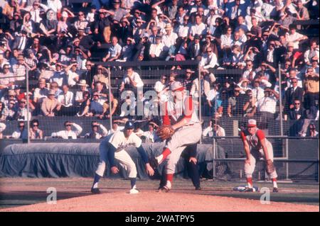 LOS ANGELES, CA - 7 LUGLIO: il lanciatore Ken Hunt n. 41 dei Cincinnati Reds porta il campo a casa mentre Frank Howard n. 25 dei Los Angeles Dodgers conduce fuori dalla prima base durante la prima partita del doppio match del 7 luglio 1961 al Los Angeles Memorial Coliseum di Los Angeles, California. (Foto di Hy Peskin) *** didascalia locale *** Ken Hunt;Frank Howard Foto Stock