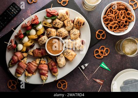 Un piatto di antipasti pronti da condividere durante una festa Super Bowl. Foto Stock