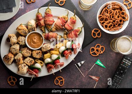 Vista dall'alto verso il basso di un piatto di antipasti del giorno della partita con pretzel. Foto Stock