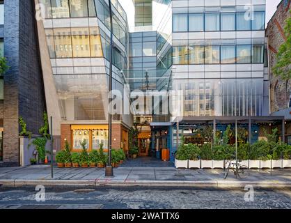 Nella forma e nelle finiture, l'hotel Standard East Village (ex Cooper Square Hotel) ha somiglianze con l'edificio IAC progettato da Frank Gehry. Foto Stock