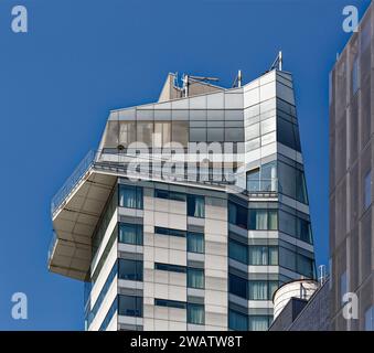 Nella forma e nelle finiture, l'hotel Standard East Village (ex Cooper Square Hotel) ha somiglianze con l'edificio IAC progettato da Frank Gehry. Foto Stock