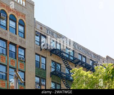 La Industrial National Bank ha costruito questo edificio in cotto a sei piani su una base calcarea a doppia altezza, ancora occupato da una banca. Foto Stock
