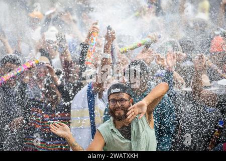 6 gennaio 2024, Colombia, pasto: La gente partecipa alla parata "Desfile Magno" nell'ambito delle celebrazioni carnevalesche "de Negros y Blancos" (di neri e bianchi). Il Carnevale dei "Negros y Blancos" a pasto si celebra ogni anno dal 2 al 7 gennaio. Il festival annuale riunisce le comunità per onorare il loro variegato patrimonio culturale. I festeggiamenti includono vivaci sfilate con carri allegorici dal design elaborato, danze tradizionali e musica. Elaborate maschere fatte a mano, che rappresentano una fusione di influenze indigene e afro-colombiane, aggiungono un tocco speciale al festival. Foto: Daniel Foto Stock