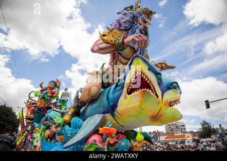 6 gennaio 2024, Colombia, pasto: La gente partecipa alla parata "Desfile Magno" nell'ambito delle celebrazioni carnevalesche "de Negros y Blancos" (di neri e bianchi). Il Carnevale dei "Negros y Blancos" a pasto si celebra ogni anno dal 2 al 7 gennaio. Il festival annuale riunisce le comunità per onorare il loro variegato patrimonio culturale. I festeggiamenti includono vivaci sfilate con carri allegorici dal design elaborato, danze tradizionali e musica. Elaborate maschere fatte a mano, che rappresentano una fusione di influenze indigene e afro-colombiane, aggiungono un tocco speciale al festival. Foto: Daniel Foto Stock